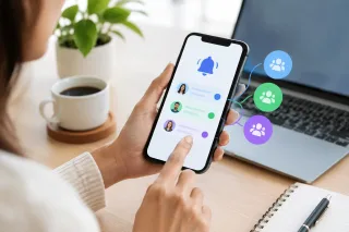 Profissional de CRM configurando push segmentado em aplicativo de e-commerce